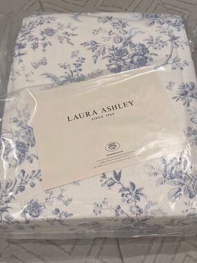 Laura Ashley Walled Garden White and Blue Floral Full/Queen Quilt Set